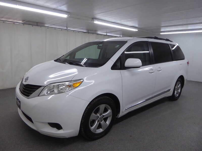 2014 TOYOTA SIENNA - Image 3
