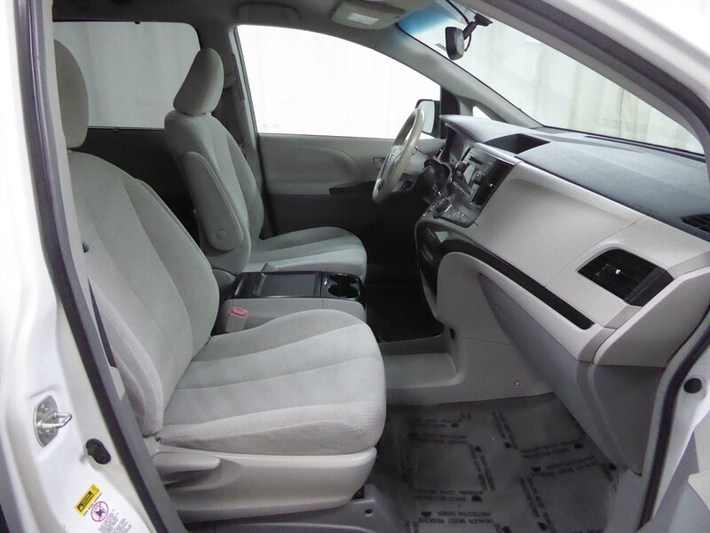 2014 TOYOTA SIENNA - Image 23