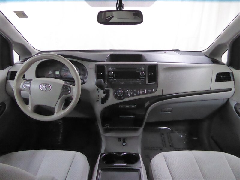 2014 TOYOTA SIENNA - Image 8