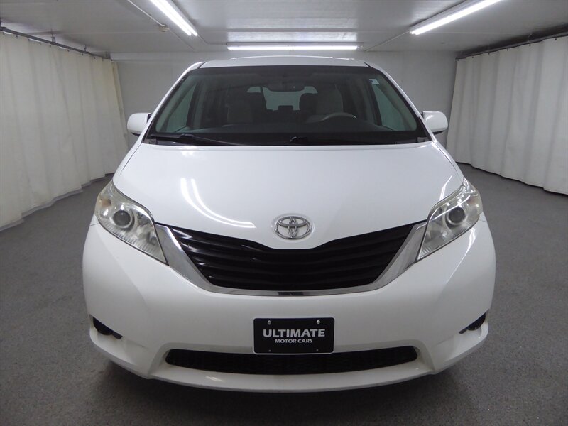 2014 TOYOTA SIENNA - Image 2