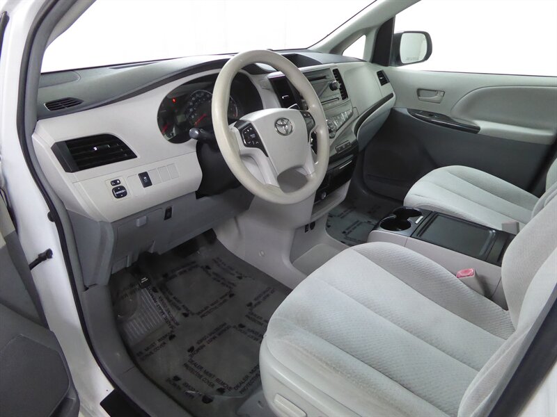 2014 TOYOTA SIENNA - Image 17