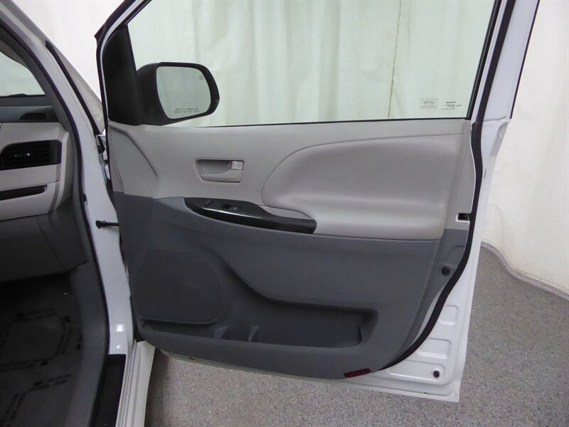 2014 TOYOTA SIENNA - Image 24