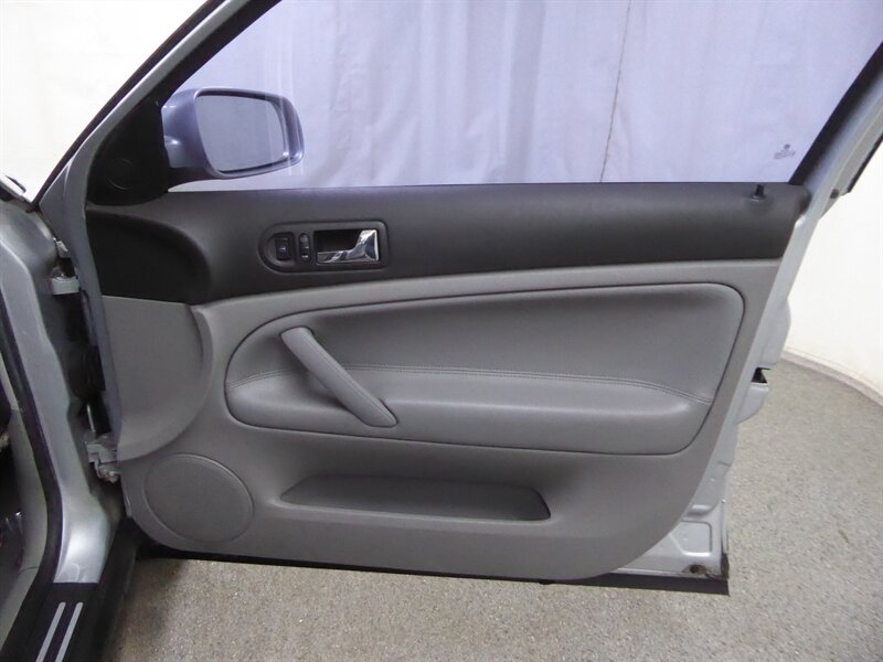 2003 VOLKSWAGEN PASSAT - Image 24