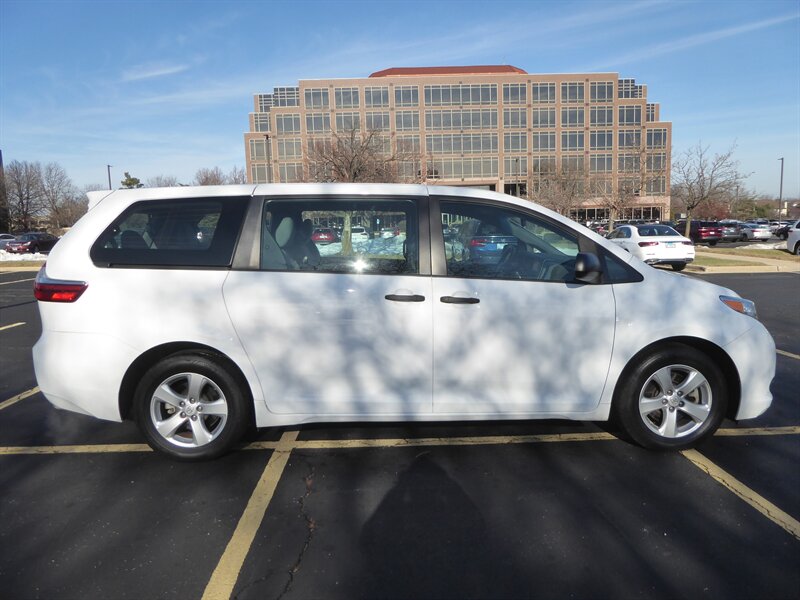 2016 TOYOTA SIENNA - Image 8