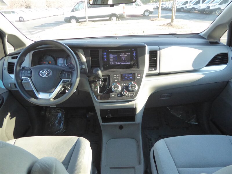 2016 TOYOTA SIENNA - Image 9