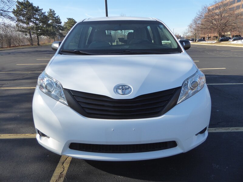 2016 TOYOTA SIENNA - Image 2