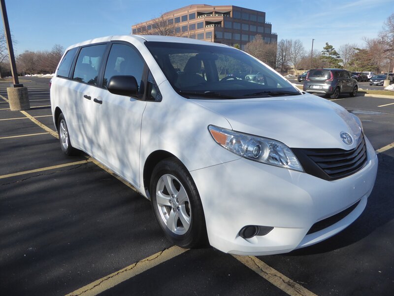 2016 Toyota Sienna L's photo