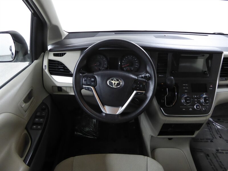 2016 TOYOTA SIENNA - Image 9