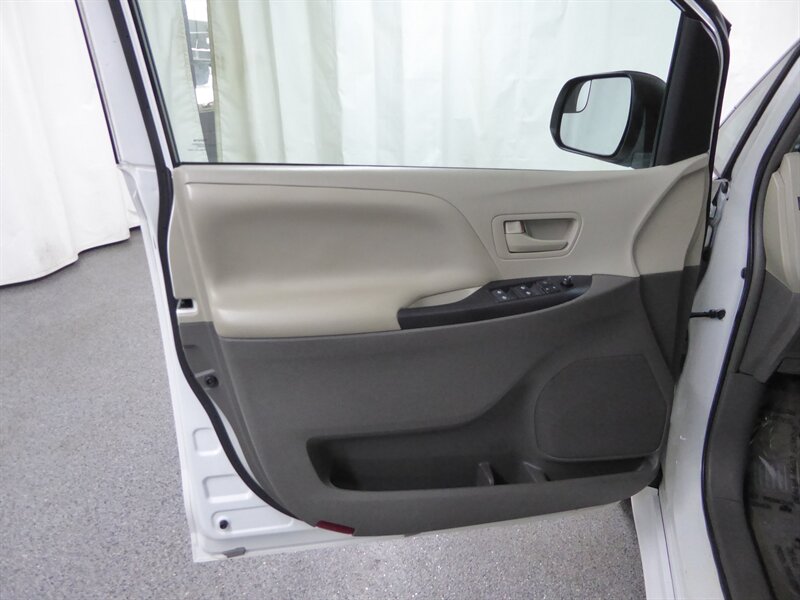 2016 TOYOTA SIENNA - Image 18