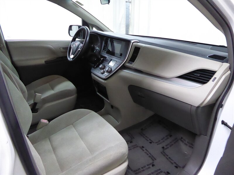 2016 TOYOTA SIENNA - Image 19