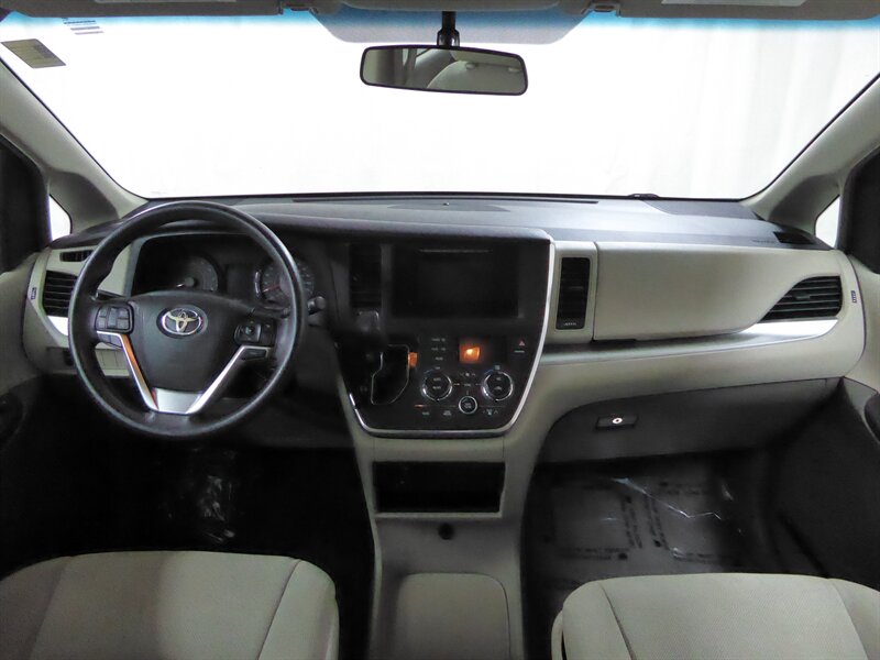 2016 TOYOTA SIENNA - Image 8