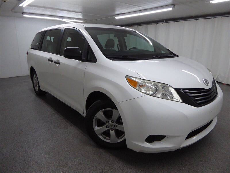 2016 Toyota Sienna L's photo