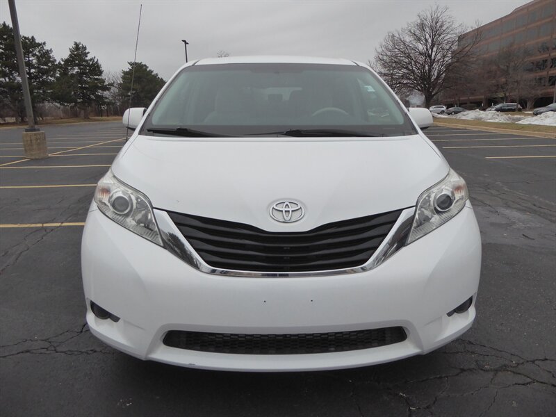 2014 TOYOTA SIENNA - Image 2