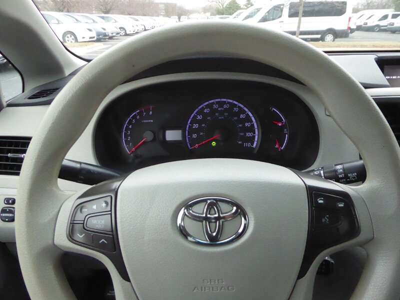 2014 TOYOTA SIENNA - Image 11