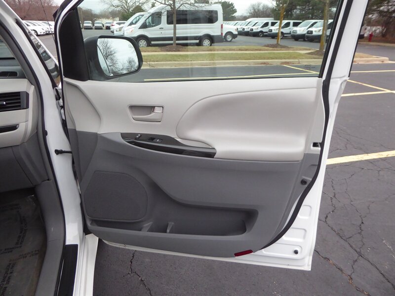 2014 TOYOTA SIENNA - Image 24