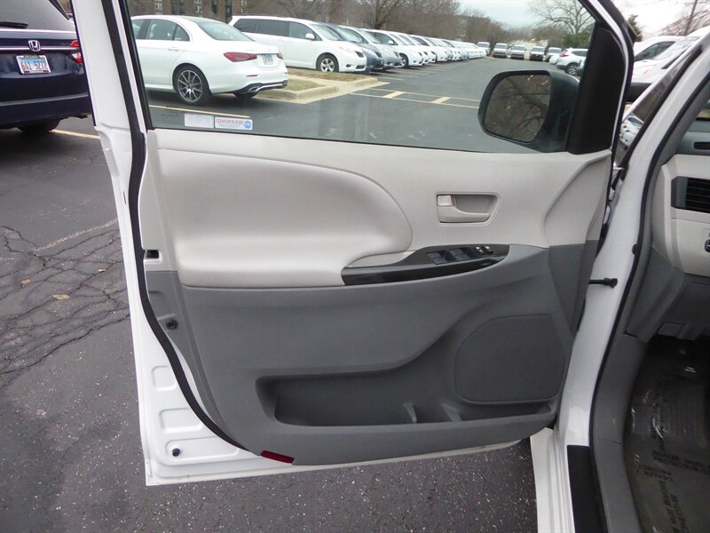 2014 TOYOTA SIENNA - Image 20