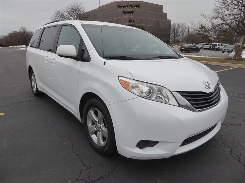 2014 TOYOTA SIENNA - Image 1