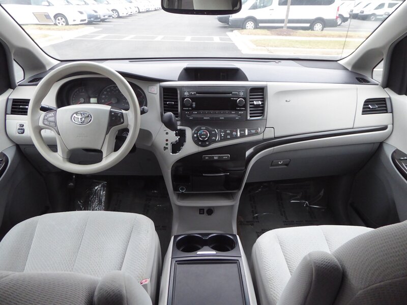 2014 TOYOTA SIENNA - Image 9