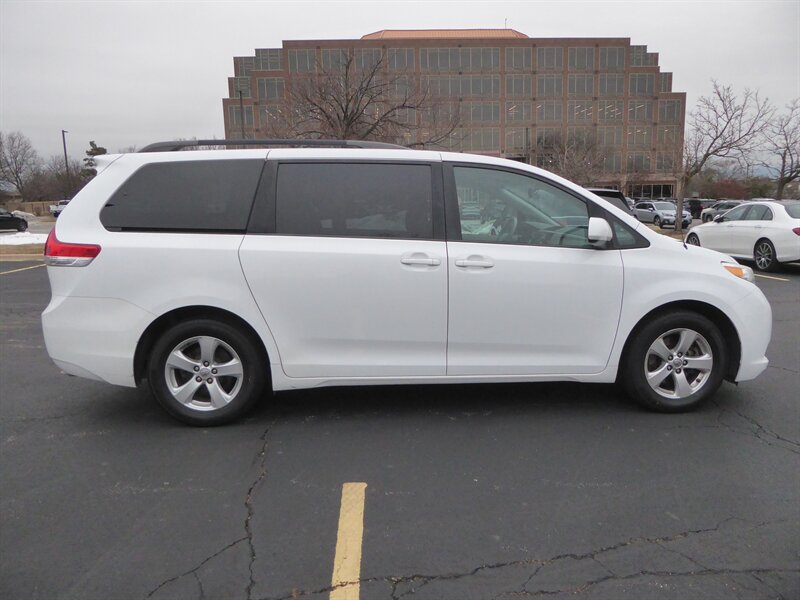 2014 TOYOTA SIENNA - Image 8