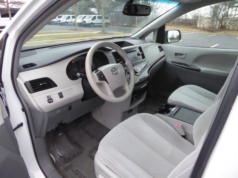 2014 TOYOTA SIENNA - Image 17