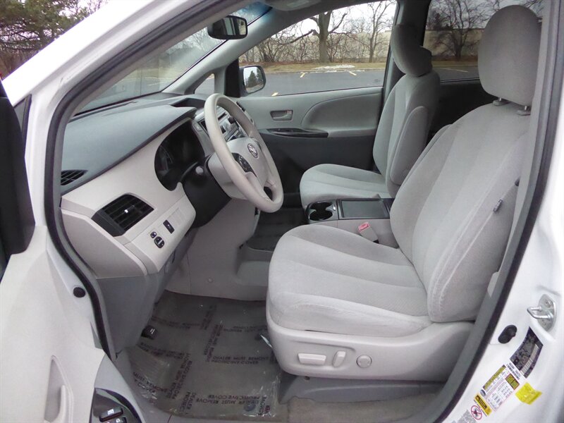 2014 TOYOTA SIENNA - Image 19