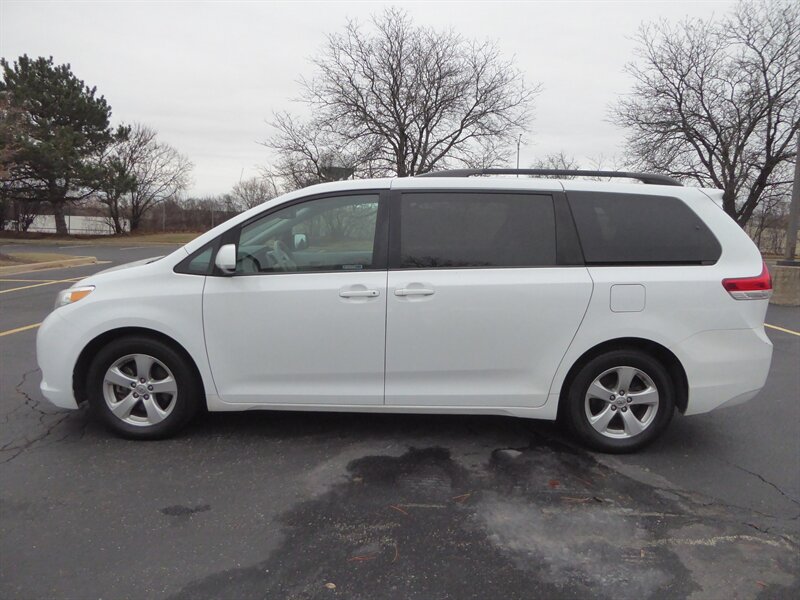 2014 TOYOTA SIENNA - Image 4