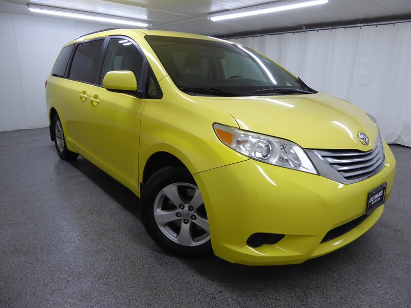 2015 Toyota Sienna LE's photo