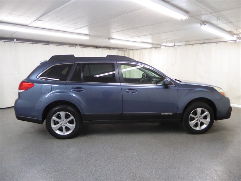 2013 Subaru Outback 2.5i Limited photo 8