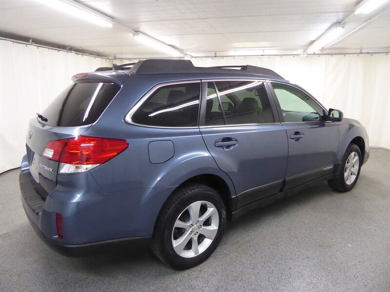 2013 Subaru Outback 2.5i Limited photo 7