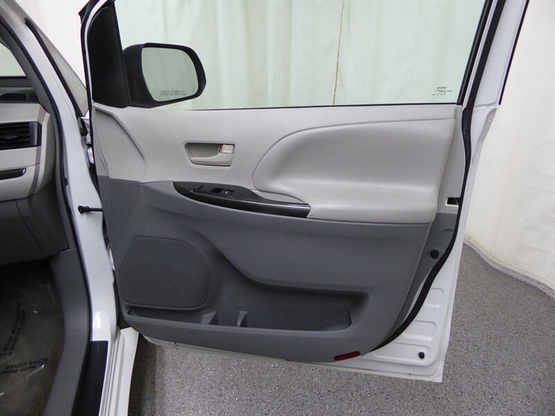 2014 TOYOTA SIENNA - Image 20
