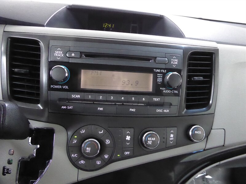 2014 TOYOTA SIENNA - Image 11