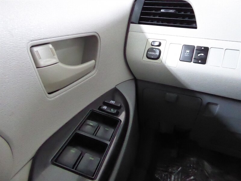 2014 TOYOTA SIENNA - Image 12
