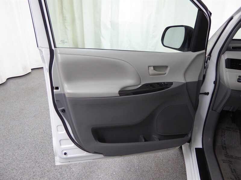 2014 TOYOTA SIENNA - Image 16