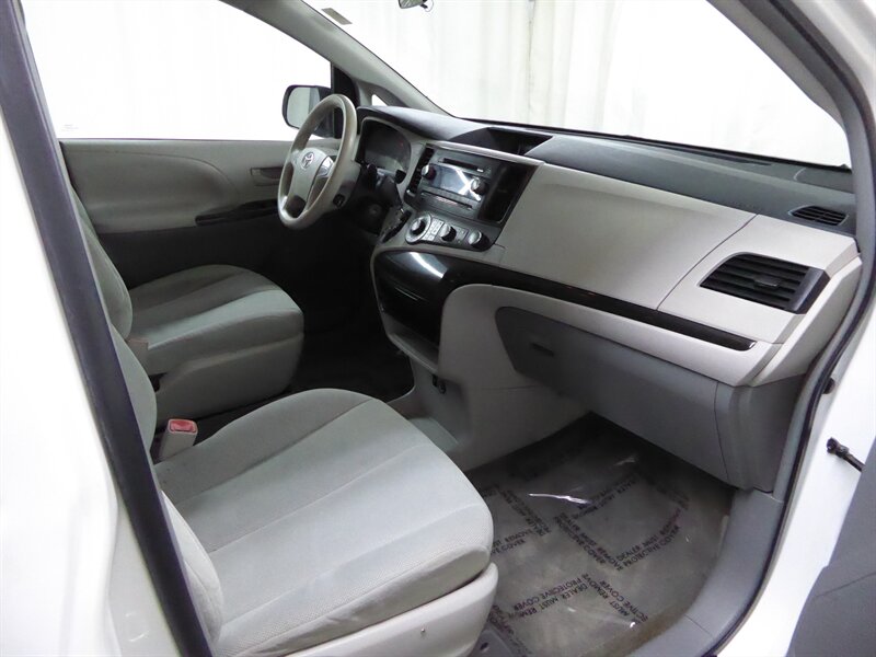 2014 TOYOTA SIENNA - Image 17