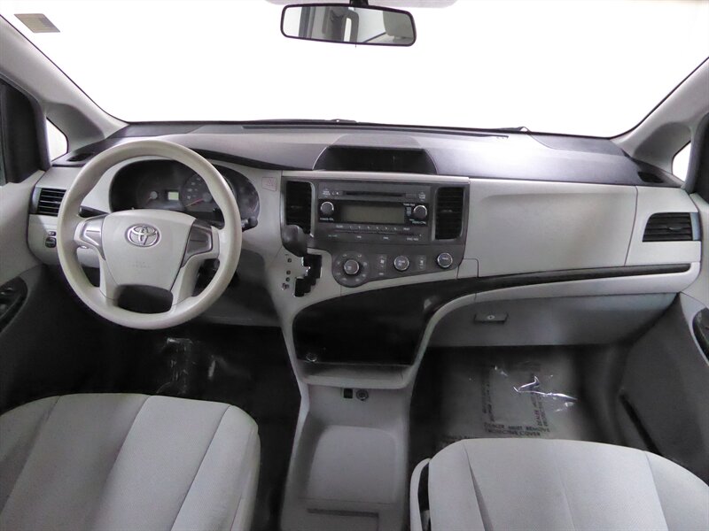 2014 TOYOTA SIENNA - Image 8