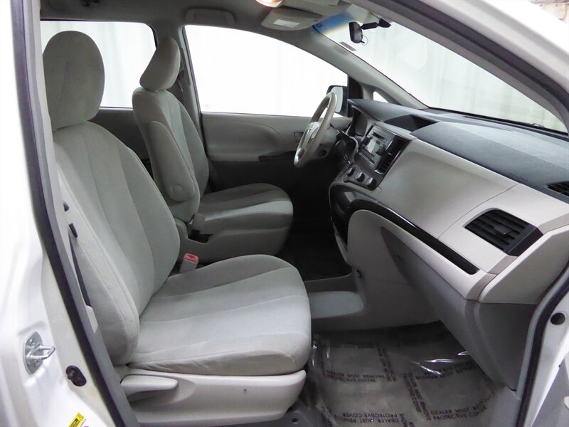 2014 TOYOTA SIENNA - Image 19