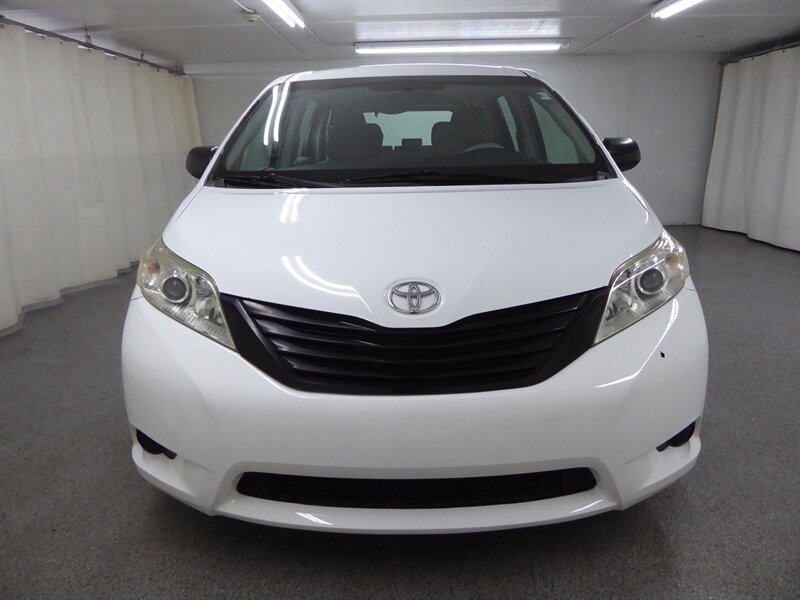 2014 TOYOTA SIENNA - Image 2