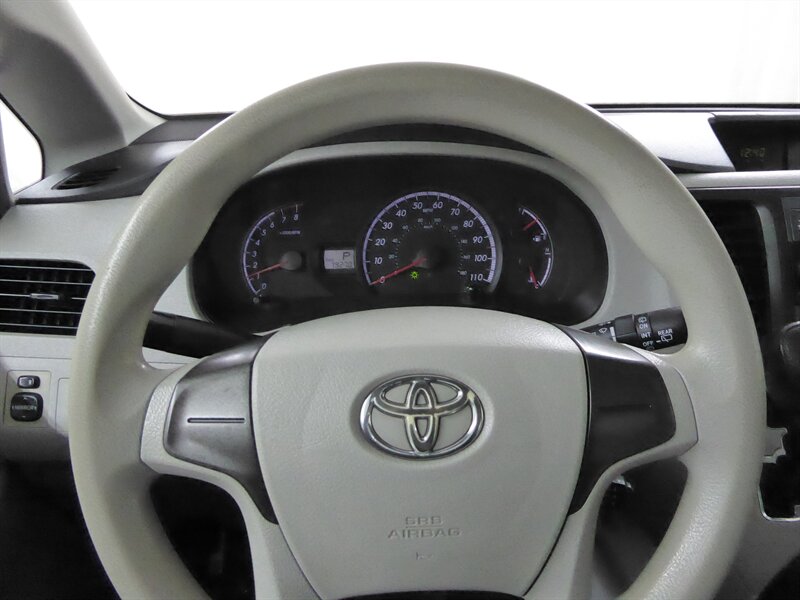 2014 TOYOTA SIENNA - Image 9