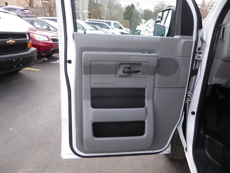 2013 FORD E-350 - Image 19