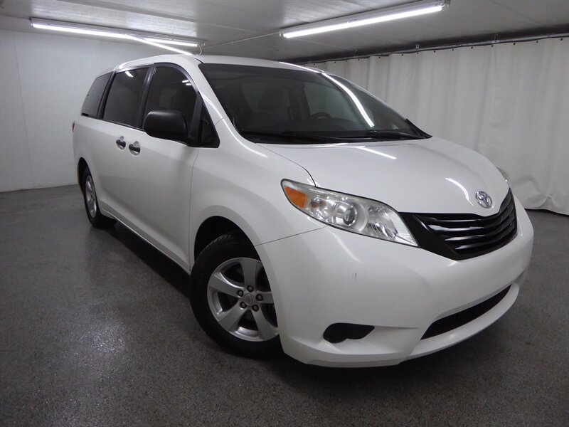 2016 Toyota Sienna L's photo
