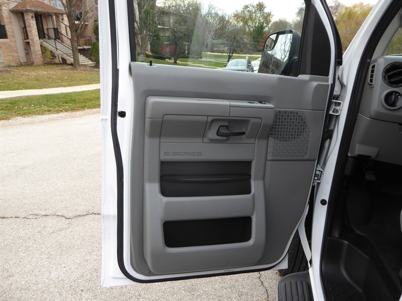 2013 FORD E-350 - Image 17