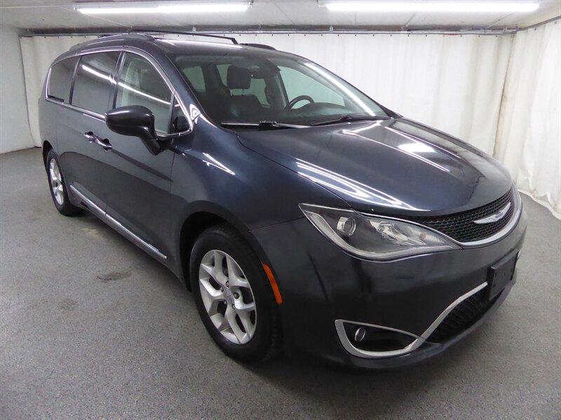 2019 Chrysler Pacifica Touring L Plus - Photo 1 - Downers Grove, IL 60515