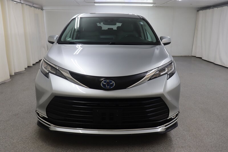 2021 Toyota Sienna XLE 8-Passenger  