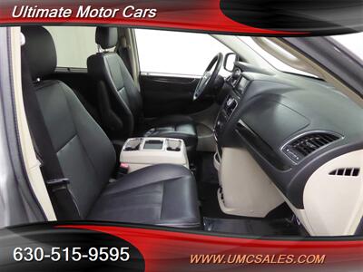 2014 Chrysler Town and Country Touring-L   - Photo 27 - Downers Grove, IL 60515