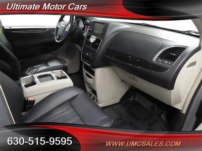 2014 Chrysler Town and Country Touring-L   - Photo 25 - Downers Grove, IL 60515