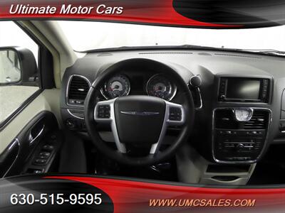 2014 Chrysler Town and Country Touring-L   - Photo 10 - Downers Grove, IL 60515