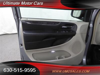 2014 Chrysler Town and Country Touring-L   - Photo 24 - Downers Grove, IL 60515