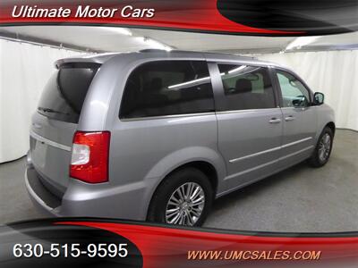 2014 Chrysler Town and Country Touring-L   - Photo 7 - Downers Grove, IL 60515