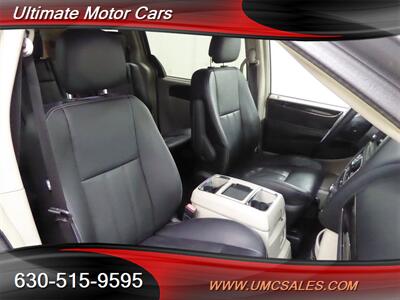 2014 Chrysler Town and Country Touring-L   - Photo 26 - Downers Grove, IL 60515