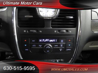 2014 Chrysler Town and Country Touring-L   - Photo 16 - Downers Grove, IL 60515